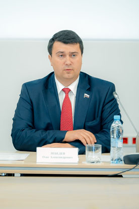 Лебедев О.А., депутат ГД ФС РФ, член Президиума Высшего Экологического Совета ГД по природным ресурсам и экологии перед участниками и слушателями круглого стола Лебедев О.А., депутат ГД ФС РФ, член Президиума Высшего Экологического Совета ГД по природным ресурсам и экологии перед участниками и слушателями круглого стола