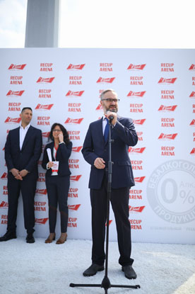 BUD создал уникальное футбольное поле из пивных стаканов